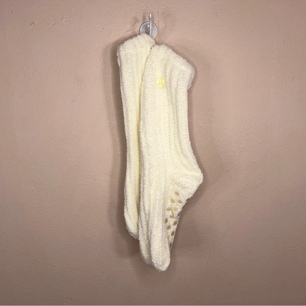 NWOT Women’s Earth Therapeutics Ivory White Fuzzy Knit Grip Socks